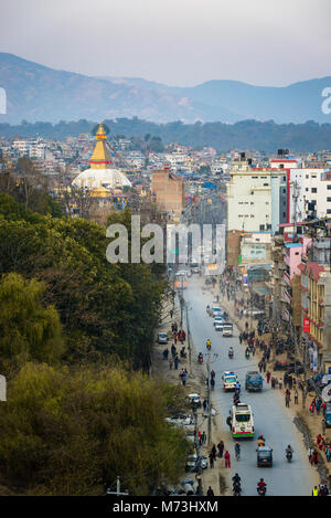 KATHMANDU, Nepal - ca. März 2018: boudhanath Straße und Boudhanath Stupa als von einem Aussichtspunkt aus gesehen. Stockfoto