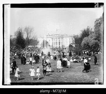 Das Bild zeigt das Rollen von Ostereiern im Jahr 1921, ein traditionelles Ereignis, bei dem Kinder dekorierte Eier einen Hügel hinunter Rollen. Dieses Bild fängt die spielerische Atmosphäre und die kulturelle Bedeutung der Urlaubstradition ein. Stockfoto
