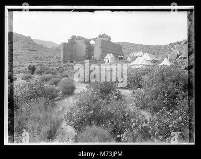 El-Habis Bereich. Qasr Bint weit' auf. Cook's Camp in Petra, in der Nähe der Überreste der römischen Tempel LOC 12055 matpc. Stockfoto