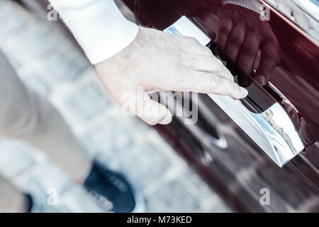 Nahaufnahme einer männlichen Hand öffnen das Auto Stockfoto