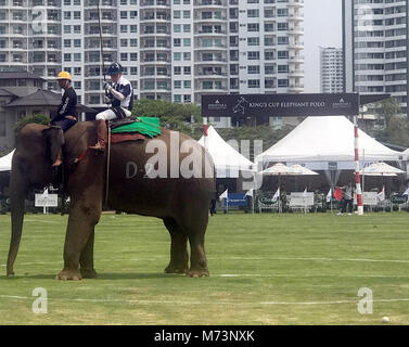 Bangkok, Thailand. 08. März 2018, die Teilnehmer des Elefanten Polo Turnier. Eine Anzahl von Mannschaften spielen am Turnier, das bis zum 11. März 2018, für die der King's Cup läuft. Die Gewinne gehen in die Behandlung und den Schutz der Elefanten. Quelle: dpa Picture alliance/Alamy leben Nachrichten Stockfoto