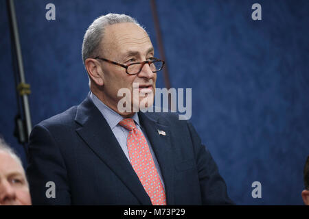 Washington, USA. 07 Mär, 2018. Senat der Vereinigten Staaten Minoritätführer Senator Charles Schumer, Demokrat aus New York, spricht zur Vernehmung von Zeugen während der Anhörung durch den Senat Demokraten zum Schutz der Kinder von Waffengewalt auf dem Capitol Hill in Washington D. C. am 7. März 2018 statt. Credit: Alex Edelman/CNP - KEINE LEITUNG SERVICE-Credit: Alex Edelman/konsolidierte News Fotos/Alex Edelman-CNP/dpa/Alamy leben Nachrichten Stockfoto