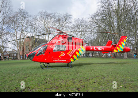 London Air Ambulance landet auf Barnes Gemeinsame, South West London, für einen Notfall evakuieren. Stockfoto