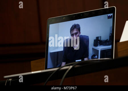 17-jährige Marjory Stoneman Douglas High School student David Hogg spricht mit den Vereinigten Staaten Senat Demokraten über Skype während einer Anhörung zum Schutz von Kindern vor Waffengewalt auf dem Capitol Hill in Washington D. C. am 7. März, 2018. Credit: Alex Edelman/CNP - KEINE LEITUNG SERVICE - Foto: Alex Edelman/konsolidierte News Fotos/Alex Edelman-CNP Stockfoto