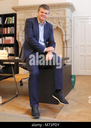 16. Februar 2018, Belgien, Mechelen: Bürgermeister Bart Somers saß auf seinem Schreibtisch in seinem Büro im Rathaus. Foto: Tom Nebe/dpa Stockfoto