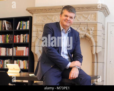 16. Februar 2018, Belgien, Mechelen: Bürgermeister Bart Somers saß auf seinem Schreibtisch in seinem Büro im Rathaus. Foto: Tom Nebe/dpa Stockfoto