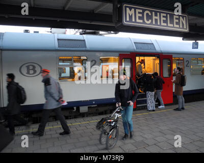 16. Februar 2018, Belgien, Mechelen: Reisende aus einem Zug am Hauptbahnhof. Foto: Tom Nebe/dpa Stockfoto