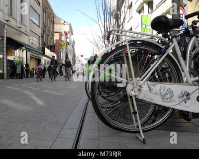 16. Februar 2018, Belgien, Mechelen: Fahrräder in einer Fußgängerzone. Foto: Tom Nebe/dpa Stockfoto