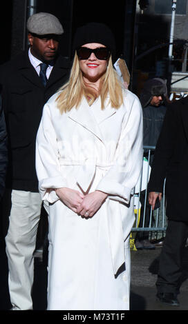 New York, USA. 8 Mär, 2018. Reese Witherspoon bei Good Morning America über neue Film eine Falte in der Zeit in New York zu sprechen. März 08, 2018 Credit: RW/MediaPunch Credit: MediaPunch Inc/Alamy leben Nachrichten Stockfoto