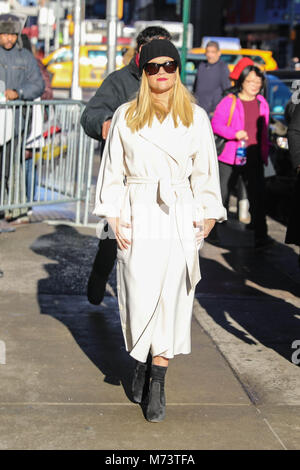 New York, USA. 8. März, 2018. Die amerikanische Schauspielerin Reese Witherspoon ist kommen in einer Fernsehsendung in Manhattan in der Stadt New York in den Vereinigten Staaten dieses Donnerstag, 08. (Foto: WILLIAM VOLCOV/BRASILIEN FOTO PRESSE) Credit: Brasilien Foto Presse/Alamy leben Nachrichten Stockfoto