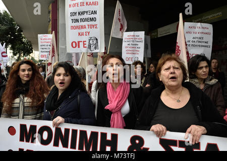 Athen, Griechenland, 8. März, 2018. Frauen skandieren Parolen vor dem Ministerium für Arbeit der Internationale Frauentag in Athen, Griechenland, zu ehren. Credit: Nicolas Koutsokostas/Alamy Leben Nachrichten. Stockfoto