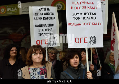 Athen, Griechenland, 8. März, 2018. Frauen skandieren Parolen vor dem Ministerium für Arbeit der Internationale Frauentag in Athen, Griechenland, zu ehren. Credit: Nicolas Koutsokostas/Alamy Leben Nachrichten. Stockfoto