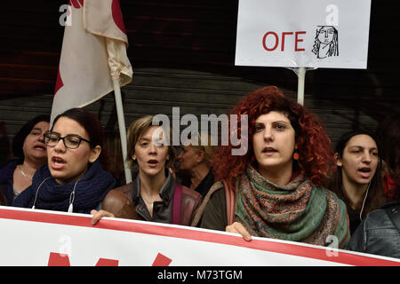 Athen, Griechenland, 8. März, 2018. Frauen skandieren Parolen vor dem Ministerium für Arbeit der Internationale Frauentag in Athen, Griechenland, zu ehren. Credit: Nicolas Koutsokostas/Alamy Leben Nachrichten. Stockfoto