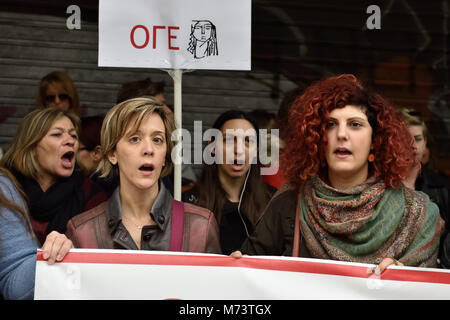 Athen, Griechenland, 8. März, 2018. Frauen skandieren Parolen vor dem Ministerium für Arbeit der Internationale Frauentag in Athen, Griechenland, zu ehren. Credit: Nicolas Koutsokostas/Alamy Leben Nachrichten. Stockfoto