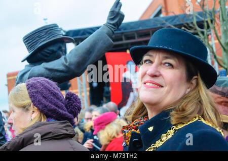 Glasgow, Schottland, Großbritannien. 8. März 2018: Am Internationalen Frauentag eine Statue der Maria Barbour war in Govan vorgestellt. Sie war der Organisator der Mieten, Streiks in 1915. Sie stand für die Wahl als Kandidat in Govan und wurde eine der ersten Frauen, die Ratsmitglieder in der Stadt. Abgebildet ist der Herr Propst von Glasgow Eva Bolander. Credit: Skully/Alamy leben Nachrichten Stockfoto