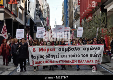 Athen, Griechenland, 8. März, 2018. Frauen, die mit Plakaten und einem Banner mit der Aufschrift '8. März Symbol der Kampf wird uns in diesem Jahrhundert führen auch 'März Parolen der Internationale Frauentag in Athen, Griechenland, zu ehren. Credit: Nicolas Koutsokostas/Alamy Leben Nachrichten. Stockfoto