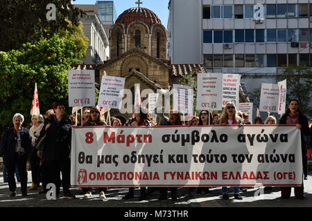 Athen, Griechenland, 8. März, 2018. Frauen, die mit Plakaten und einem Banner mit der Aufschrift '8. März Symbol der Kampf wird uns in diesem Jahrhundert führen auch 'März Parolen der Internationale Frauentag in Athen, Griechenland, zu ehren. Credit: Nicolas Koutsokostas/Alamy Leben Nachrichten. Stockfoto