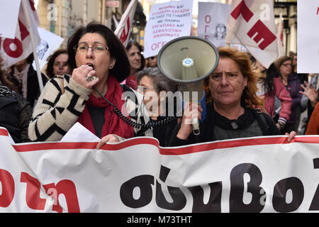 Athen, Griechenland, 8. März, 2018. Frauen März Parolen der Internationale Frauentag in Athen, Griechenland, zu ehren. Credit: Nicolas Koutsokostas/Alamy Leben Nachrichten. Stockfoto