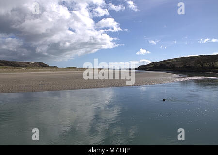 Rosscarbery, Cork, Irland. 8. März, 2018. Die Sonne endlich scheint nach all dem Schnee, was für ein schöner Morgen an der Warren an Rosscarbery für Leute, die ihre Hunde am Strand zu gehen. Credit: aphperspective/Alamy leben Nachrichten Stockfoto