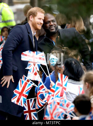 Birmingham, Großbritannien. 08 Mär, 2018. Prinz Harry und Frau Meghan Markle kommen am Millennium Point in Birminham, am 8. März 2018, zu einer Veranstaltung zum Internationalen Frauentag Credit: Albert Nieboer/Niederlande/Point de Vue, - KEINE LEITUNG SERVICE-Credit: Albert Nieboer/RoyalPress/dpa/Alamy Leben Nachrichten Feiern teilnehmen Stockfoto