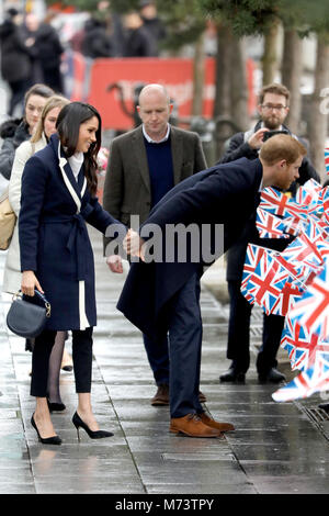 Birmingham, Großbritannien. 08 Mär, 2018. Prinz Harry und Frau Meghan Markle kommen am Millennium Point in Birminham, am 8. März 2018, zu einer Veranstaltung zum Internationalen Frauentag Credit: Albert Nieboer/Niederlande/Point de Vue, - KEINE LEITUNG SERVICE-Credit: Albert Nieboer/RoyalPress/dpa/Alamy Leben Nachrichten Feiern teilnehmen Stockfoto