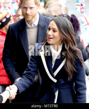 Birmingham, Großbritannien. 08 Mär, 2018. Prinz Harry und Frau Meghan Markle kommen am Millennium Point in Birminham, am 8. März 2018, zu einer Veranstaltung zum Internationalen Frauentag Credit: Albert Nieboer/Niederlande/Point de Vue, - KEINE LEITUNG SERVICE-Credit: Albert Nieboer/RoyalPress/dpa/Alamy Leben Nachrichten Feiern teilnehmen Stockfoto