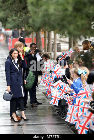 Birmingham, Großbritannien. 08 Mär, 2018. Prinz Harry und Frau Meghan Markle kommen am Millennium Point in Birminham, am 8. März 2018, zu einer Veranstaltung zum Internationalen Frauentag Credit: Albert Nieboer/Niederlande/Point de Vue, - KEINE LEITUNG SERVICE-Credit: Albert Nieboer/RoyalPress/dpa/Alamy Leben Nachrichten Feiern teilnehmen Stockfoto