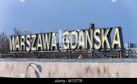 Warschau, Polen - 8. März, 2018: Hunderte erfassen eine Zeremonie durch die Shalom Foundation in Warszawa Gdanska Bahnhof organisiert die antisemitische Kampagne und Durchblasen in Polen im März 1968 zu gedenken. Die polnischen Behörden gezwungen, 13.000 polnischen Juden das Land zwischen 1968-1972 zu verlassen. Credit: dario Fotografie/Alamy leben Nachrichten Stockfoto