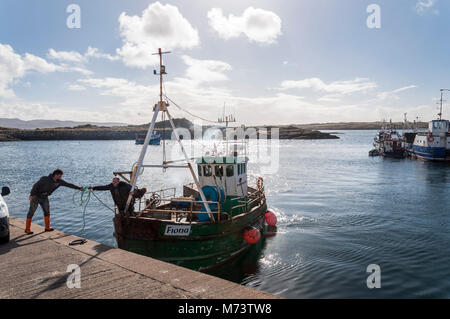 Burtonport, County Donegal, Irland. 8. März 2018. Eine Küstenfischerei Schiff kommt am Hafen auf einem gestochen scharfen, klaren und sonnigen Tag an der Westküste. Credit: Richard Wayman/Alamy leben Nachrichten Stockfoto