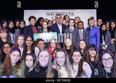 Die Royal Festival Hall, London, 8. März 2018. Londoner Bürgermeister Sadiq Khan ist auf der Bühne von Southbank Künstlerischer Leiter Jude Kelly, CBE und rund 200 Mädchen aus London schulen die Frauen der Welt Festival (WOW) Die Southbank feiert WOW Festival und den Internationalen Tag der Frau mit einer Reihe von Vorträgen, Veranstaltungen und Reden, die diese Woche zu kennzeichnen. Stockfoto