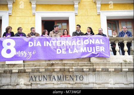 Pie de Foto: Pancarta del 8 m en el Ayuntamiento de Teruel: Una Noticia Asociada pancarta con el lema Dia Internacional de La Mujer vorstehen La Fachada del Ayuntamiento de Teruel. Una gran pancarta con el lema 8 de Marzo. Dia Internacional de La Mujer vorstehen Durante La Jornada de Este jueves La Fachada del Ayuntamiento de Teruel, que Han colocado esta Manana los integrantes de la Corporacion kommunale a la que ha una Perfomance seguido realizada por los Tsvetanov de La Escuela de Artes y Oficios con motivo De esta Jornada. 08/03/2018 Erste Feminismus Generalstreik in Spanien während der 8 der Mar Stockfoto