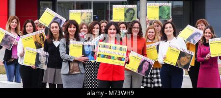 Pie de Foto: Dia de la Mujer en La Noticia UEMC Asociada: La UEMC presenta una Campana sobre valores y logros de La Mujer en ambitos vinculados a sus titulaciones. La Universidad Europea Miguel de Cervantes (UEMC), con Motivo del Dia Internacional de La Mujer ha presentado Este jueves eine Toda la Comunidad universitaria una Campana que recoge Los valores, rasgos de Talento y logros de Mujeres de Maxima relevancia en distintos titulaciones vinculados ambitos con las que Cursan sus estudiantes. 08/03/2018 Erste Feminismus Generalstreik in Spanien während des 8. März, Frau Internationaler Tag, S Stockfoto