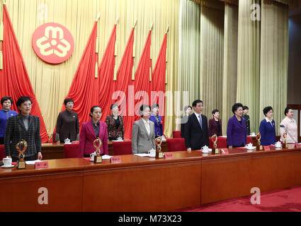 (180308) - Peking, 8. März 2018 (Xinhua) - Wang Huning, Mitglied des Ständigen Ausschusses des Politbüros der Kommunistischen Partei Chinas (CPC) Zentralausschuss, nimmt an einem Treffen von Föderation des Allchinesischen Frauen bewirtete der Internationale Tag der Frau zu markieren und weibliche Vorbilder der Nation in Peking, der Hauptstadt von China Ehre, 8. März 2018. Wang ausgezeichnet bei der Veranstaltung. (Xinhua / Ju Peng) Stockfoto