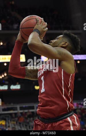 Kansas City, Missouri, USA. 07 Mär, 2018. Oklahoma Sooners guard Rashard Odomes (1) schießt den Ball während der 2018 Phillips 66 grosse 12 Men's Basketball Championship Spiel zwischen dem Oklahoma Sooners und Oklahoma State Cowboys im Sprint Center in Kansas City, Missouri. Kendall Shaw/CSM/Alamy leben Nachrichten Stockfoto