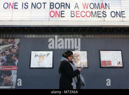 Islington, London UK. 8. März, 2018. Bildschirm auf dem Grün Kino im Norden Londons markiert den Internationalen Tag der Frau mit den markanten Slogan auf der Anschlagtafel Credit: Jeffrey Blackler/Alamy leben Nachrichten Stockfoto