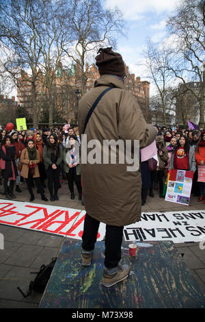 London, Großbritannien. 8 Mär, 2018. Hunderte von Frauen versammeln sich in Russell Square für Streik die Assembly der Frauen auf den Internationalen Tag der Frau am 8. März 2018 in London, England, Vereinigtes Königreich. Internationaler Tag der Frau gefeiert wird am 8. März jedes Jahr. Es erinnert an die Bewegung für die Rechte der Frauen und für alle Frauen, die in der Solidarität über Frauenfragen zu stehen. (Foto von Mike Kemp/in Bildern über Getty Images) Credit: Michael Kemp/Alamy leben Nachrichten Stockfoto