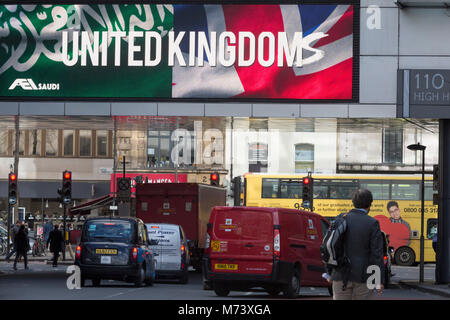 London, Großbritannien, 8. März 2018: Am ersten Tag seines dreitaegigen Besuch in London, das Gesicht der saudische Kronprinz Mohammed Bin Salman erscheint auf einer großen plakatwand in Holborn, am 8. März 2018 in London, England. Quellen aus der Industrie sagte, dass die Saudis schließen Ausgaben werden könnte 1m auf, um die Stadt zu £-Kampagne, die mit Dutzenden von Prime Plakatflächen um London und Zeitungsanzeigen. "Er ist die Änderung zu Saudi-arabien, "das ADS Sagen, mit einem grossen Foto von Kronprinz Mohammed Bin Salman und dem Hashtag #ANewSaudiArabia. Credit: RichardBaker/Alamy leben Nachrichten Stockfoto