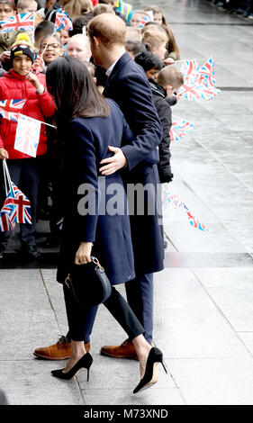 Birmingham, Großbritannien. 08 Mär, 2018. Frau Meghan Markle kommen am Millennium Point in Birminham, am 8. März 2018, zu einer Veranstaltung zum Internationalen Frauentag Credit: Albert Nieboer/Niederlande/Point de Vue, - KEINE LEITUNG SERVICE · Credit: Albert Nieboer/RoyalPress/dpa/Alamy Leben Nachrichten Feiern teilnehmen Stockfoto