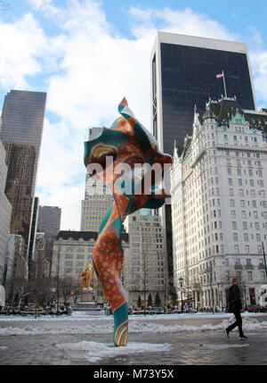 08 März 2018, USA, New York: eine standort-spezifische 'Wind Skulptur' des British-Nigerian Künstler Yinka Shonibare liegt am südlichen Eingang des Central Park in New York errichtet. Die farbenfrohen, sieben Meter hohen Stück 'Wind Skulptur (SG) I' von der Public Art Fund, der auf Kunst im öffentlichen Raum in New York gewidmet ist in Auftrag gegeben worden war. Die "Wind Skulptur' zu sehen, bis 14. Oktober 2018. Foto: Christina Horsten/dpa Stockfoto