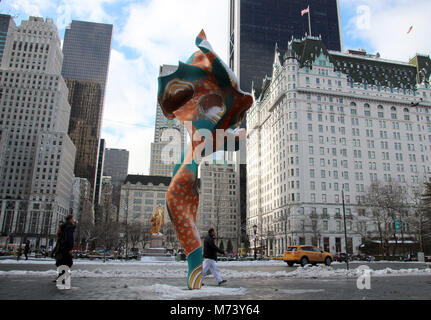 08 März 2018, USA, New York: eine standort-spezifische 'Wind Skulptur' des British-Nigerian Künstler Yinka Shonibare liegt am südlichen Eingang des Central Park in New York errichtet. Die farbenfrohen, sieben Meter hohen Stück 'Wind Skulptur (SG) I' von der Public Art Fund, der auf Kunst im öffentlichen Raum in New York gewidmet ist in Auftrag gegeben worden war. Die "Wind Skulptur' zu sehen, bis 14. Oktober 2018. Foto: Christina Horsten/dpa Stockfoto