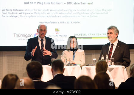 08 März 2018, Deutschland, Berlin: Wolfgang Tiefensee (R-L) der Sozialdemokratischen Partei (SPD), Wirtschaftsminister von Thüringen, Barbara Meyer, Leiter der Abteilung an das Sächsische Staatsministerium für Wirtschaft, Arbeit und Verkehr, und Armin Willingmann (SPD), Wirtschaftsminister von Sachsen-Anhalt, präsentieren ihre Pläne für das Bauhaus Jubiläumsjahr 2018 auf der Pressekonferenz im Rahmen der ITB, der weltweit führenden Reisemesse. Foto: Maurizio Gambarini/dpa Stockfoto