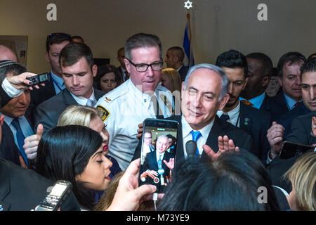 New York, USA. 8. Mär 2018. Der israelische Premierminister Benjamin Netanjahu spricht mit Reportern während der Eröffnung der eine spezielle Ausstellung über jüdische Präsenz in Jerusalem am Hauptsitz der Vereinten Nationen in New York City, Foto von Enrique Ufer/Alamy leben Nachrichten Stockfoto