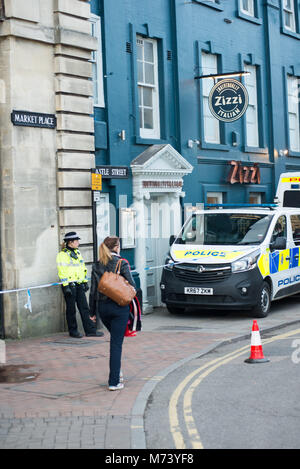 Salisbury, Wiltshire, Großbritannien, 8.. März 2018. Das Restaurant Zizzi und die umliegenden Unternehmen bleiben nach einem Nervengasangriff auf den ehemaligen russischen Spion Sergei Skripal und seine Tochter am 4.. März geschlossen und hinter einer Polizeikordon. Stockfoto