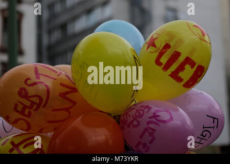 Frankfurt am Main, Deutschland. 8. März 2018. Demonstrant tragen Luftballons mit Slogans auf Ihr im März. Die demonstranten von einigen Feministinnen und Frauengruppen marschierten durch Frankfurt, den internationalen Frauentag zu feiern. Der Protest steht unter dem Motto 'Mein Körper meine Wahl statt, Unsere Unruhen unsere Stimme" und auch das 100-jährige Jubiläum der Frauenwahlrecht in Deutschland erinnert. Quelle: Michael Debets/Alamy leben Nachrichten Stockfoto