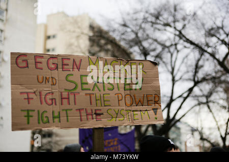 Frankfurt am Main, Deutschland. 8. März 2018. Eine Demonstrantin ein Schild mit der Aufschrift "Gegen Machos und sexisten - die macht Kämpfen - das System "Kampf. Die demonstranten von einigen Feministinnen und Frauengruppen marschierten durch Frankfurt, den internationalen Frauentag zu feiern. Der Protest steht unter dem Motto 'Mein Körper meine Wahl statt, Unsere Unruhen unsere Stimme" und auch das 100-jährige Jubiläum der Frauenwahlrecht in Deutschland erinnert. Quelle: Michael Debets/Alamy leben Nachrichten Stockfoto