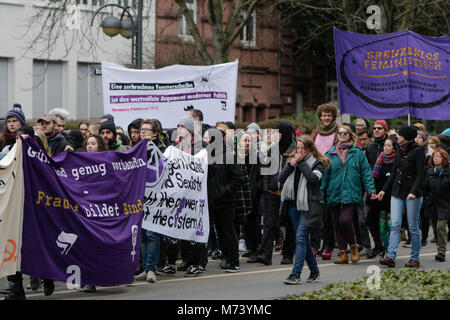 Frankfurt am Main, Deutschland. 8. März 2018. Demonstrant März mit Banner und Schilder durch das Zentrum von Frankfurt. Die demonstranten von einigen Feministinnen und Frauengruppen marschierten durch Frankfurt, den internationalen Frauentag zu feiern. Der Protest steht unter dem Motto 'Mein Körper meine Wahl statt, Unsere Unruhen unsere Stimme" und auch das 100-jährige Jubiläum der Frauenwahlrecht in Deutschland erinnert. Quelle: Michael Debets/Alamy leben Nachrichten Stockfoto