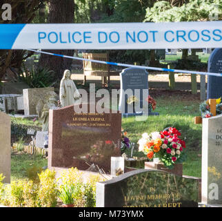 Salisbury Cemetery, Wiltshire, Großbritannien, 8.. März 2018. Die Polizei sperrte das Grab der verstorbenen Frau des ehemaligen russischen Spions Sergei Skripal nach einem Nervengasangriff im Stadtzentrum am 4.. März mit Klebeband ab. Stockfoto