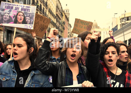 Barcelona, Spanien. 8 Mär, 2018. Weibliche Demonstranten während der Tag des 8. März internationaler Frauen gesehen gleich Besseres Gehalt und mehr Würde in der Arbeit zu verlangen. Tausende Demonstranten auf die Strasse von Barcelona während des Streiks am internationalen Frauen rechts mehr Frauen zu verlangen. Credit: Ramon Costa/SOPA Images/ZUMA Draht/Alamy leben Nachrichten Stockfoto