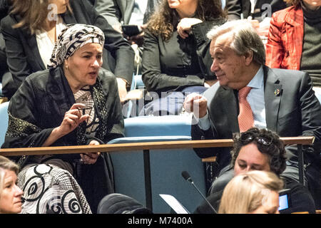 New York, USA, 8. Mär 2018. Generalsekretär der Vereinten Nationen, Antonio Guterres (R) im Gespräch mit dem stellvertretenden Generalsekretär der Vereinten Nationen Amina Mohammed nach, eine Rede für den Internationalen Frauentag im UN-Hauptquartier in New York City, Foto von Enrique Ufer/Alamy leben Nachrichten Stockfoto