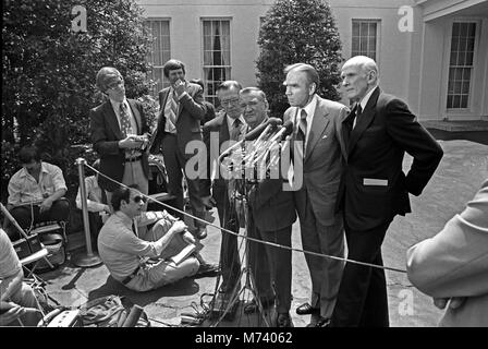 Washington, District of Columbia, USA. 24 Apr, 1980. Die Mitglieder des Kongresses, von Links nach Rechts, United States Vertreter William Broomfield (Republikaner von Michigan); US-Vertreter Clement Zablocki (Demokrat von Wisconsin); US-Vertreter Jim Wright (Demokrat von Texas); und US-Senator Alan Cranston (Demokrat aus Kalifornien) Sprechen mit Reportern an das Weiße Haus in Washington, DC, nach einem Treffen mit US-Präsident Jimmy Carter am 24. April 1980. Quelle: Benjamin E.'' gen'' Forte/CNP Credit: Benjamin E.'' gen'' Forte/CNP/ZUMA Draht/Alamy leben Nachrichten Stockfoto